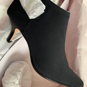 Brand née in box and baggies Donald Pliner booties